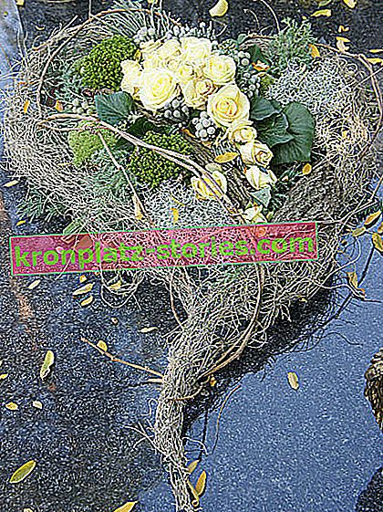 Blumenarrangements für den Friedhof