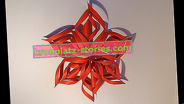 Come realizzare semplici decorazioni per alberi di Natale con la carta